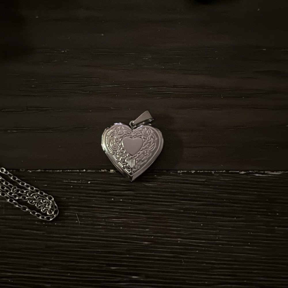 Locket - Picture 3 of 7